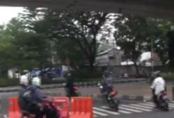 Video Pemotor Nekat Lawan Arus di Perempatan Jati Baru, Tanah Abang Demi Hindari Penyekatan