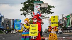 Aksi Badut Turun ke Jalan Ajak Masyarakat untuk Vaksinasi Covid-19