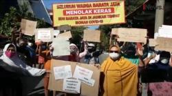 Video Puluhan Warga Demo Tolak Gedung SD Jadi Tempat Isoman di Surabaya