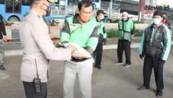 Video Polisi Bagikan Sembako untuk Ojol dan PKL di Matraman Jaktim