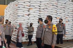 Cek Gudang Bulog, Wakapolda DIY Pastikan Beras bagi Warga Terdampak Covid-19 Siap Disalurkan