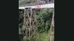 Dengar Instruksi yang Salah, Perempuan Ini Terjun Bebas saat Bungee Jumping