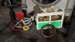 Gerobak Roti Dihantam Odong-Odong di Salemba, Pedagang Terluka