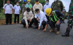 Muba Serap Karet Petani untuk Campuran Aspal Perbaikan Jalan <