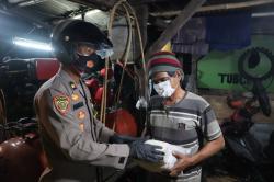  Terdampak PPKM Darurat, Penambal Ban Terima Bantuan dari Polisi