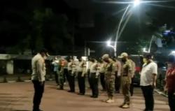 Video Polsek Kebayoran Baru Gelar Patroli Skala Besar dan Bagikan Sembako  