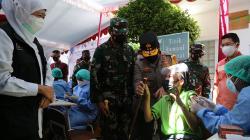 Takut Jarum Suntik, Buruh Ini Tarik Tongkat Komando Kapolda Jatim saat Vaksinasi