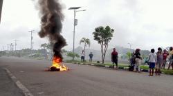 Pemulangan Jenazah Jimmy Demianus ke Sorong, Massa Sempat Bakar Ban di Bandara