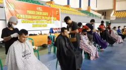 PPKM Level 4, Senangnya Warga Garut Dapat Layanan Cukur Gratis dan Sembako 