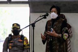 Turun Langsung ke Purwakarta, Mensos Risma Pastikan Bansos Telah Tersalur