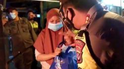 Patroli PPKM Berskala Besar, Petugas Bagikan Sembako dan Borong Dagangan PKL di Cirebon<