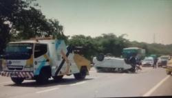 Minibus Terbalik di Tol Cipularang Purwakarta, 2 Tewas 4 Luka-Luka<