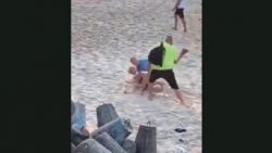 Pasangan Ini Nekat Berhubungan Seks di Pantai, Dipukul Pengunjung dengan Sandal Jepit