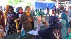 Timbulkan Kerumunan,  Ratusan Warga Di Surabaya Antre Bansos 