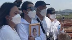 Pakai Busana Serba Putih, Amanda Manopo Antarkan Ibunda ke Peristirahatan Terakhir