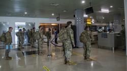 Tentara Amerika Jalani Swab Test PCR saat Tiba di Palembang<