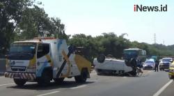 Video Minibus Terguling di Tol Purbaleunyi, 2 Orang Tewas