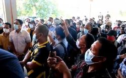 Kecewa Anak Tak Diterima di SMA Negeri, Ratusan Orang Tua Datangi DPRD Bali