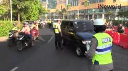 Antrean Panjang Akibat Peneyekatan di Waru Surabaya 