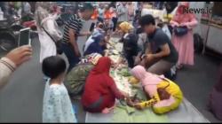 Video Viral, Warga Makan Nasi Liwet di Jalan