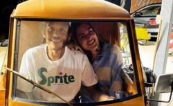 Bukan Mobil atau Motor, Valentino Rossi Ajak Pacar Seksinya Kencan Naik Bajaj