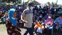 Antrean Panjang Pengambilan Bantuan Sosial Tunai di Surabaya