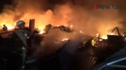 Video Kebakaran Hebat di Meruya Jakbar, 5 Mobil Pengangkut Elpiji Hangus