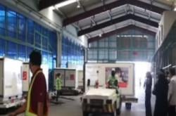 Video 21,2 Juta Bahan Baku Vaksin Tiba di Indonesia 