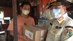 Video Satpol PP Bagi-Bagi Sembako Khusus untuk PKL di Tanah Abang