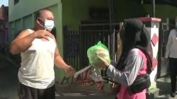 Sering Jadi Target Operasi, Warga di Lokasi Ini Dapat Bantuan Sembako dari Satpol PP