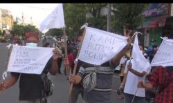 Belum Dapat Bantuan, Puluhan PKL Terdampak PPKM di Tegal Kibarkan Bendera Putih