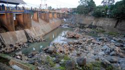 Musim Kemarau, Begini Penampakan Debit Air Bendung Katulampa Menyusut