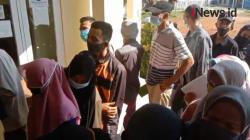 Warga Desa Sibanteng Abaikan Prokes saat Antre Bansos 