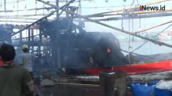 Kapal Nelayan Terbakar Saat akan Melaut di Pelabuhan Muara Baru