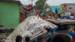 Rem Blong, Truk Pengangkut Pupuk di Medan Tabrak 3 Ruko<