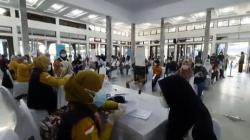 Ribuan Warga Garut Antusias Ikut Gebyar Vaksinasi Covid-19 di Pendopo<