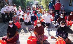 Janda Tua Pilih Dapat Sembako daripada Suami Muda dan Ganteng, Alasannya Bikin Ngakak 