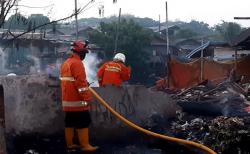 Kebakaran Hanguskan Lapak dan Perahu Nelayan di Cilincing, Kerugian Capai Rp100 Juta