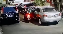 Video Oknum Ojol Gasak Spion Mobil di Tebet Terekam CCTV
