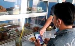 Makan di Warteg Sambil Main HP, Pemuda Ini Kaget Piring Diambil Gegara Lewat 20 Menit