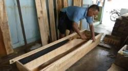 Sentra Pembuatan Peti Mati di Solo Masih Kebanjiran Pesanan saat PPKM 
