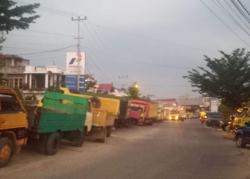 Antrean Panjang di SPBU Pasar Bungo Jambi, Sopir Truk Harus Menunggu Sejak Subuh