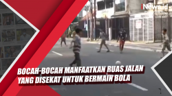 Video Bocah-Bocah Manfaatkan Ruas Jalan yang Disekat untuk Bermain Bola