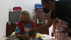 Blusukan, Petugas Pos Salurkan Bantuan Sosial Tunai kepada Lansia