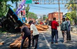 Rem Blong, Truk Kayu Tabrak 3 Kendaraan di Lampu Merah Veteran Gresik
