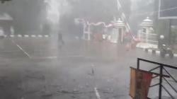 Warga Panik dan Kumandangkan Takbir saat Hujan Disertai Angin Terjang Cimahi<