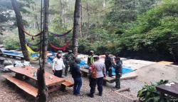Petugas Bongkar Objek Wisata Pineus Tilu Bandung yang Nekat Buka saat PPKM<