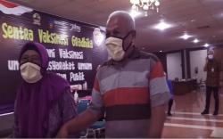 Video Viral Pasutri Lansia Tetap Mesra saat Divaksin Covid-19<
