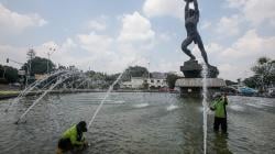 Melihat Perawatan Rutin Kolam Air Mancur Patung Pemuda Membangun