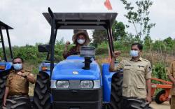 Tingkatkan Produksi Pertanian di Banyuasin, Wakil Rakyat Ini Serahkan Alsintan <